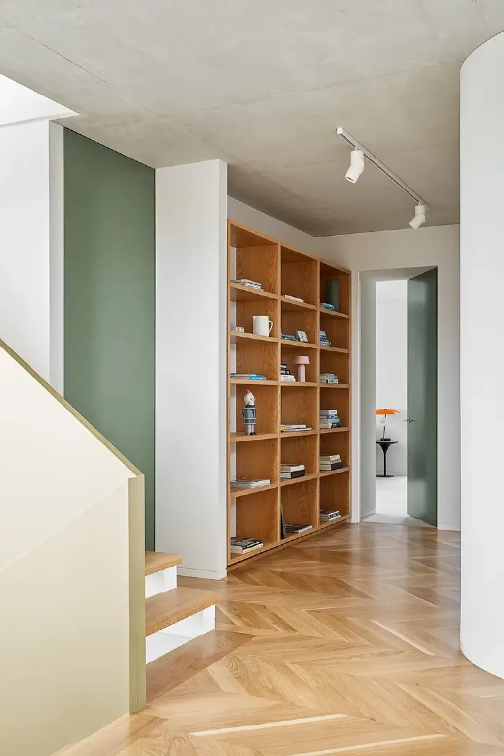 <p>Bold and beautiful solid oak</p>
 Image 2