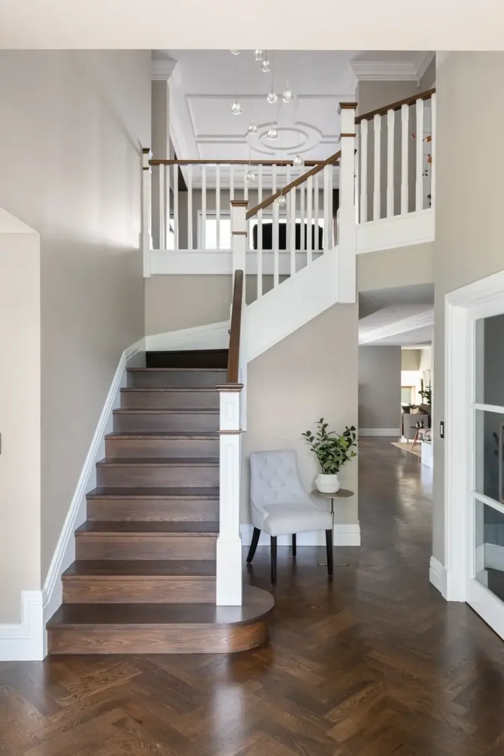 <p>Bold and beautiful solid oak</p>
 Image 3